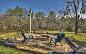 Carters Cozy Cabin - Relax or Roam 13 Acres