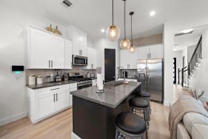 Near DT & Med Center Townhouse WiFi Games Pets