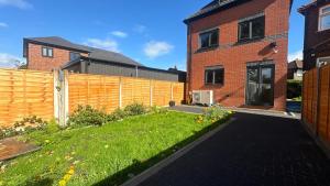 4br-7guests-freeparking-garden-nearmanchester