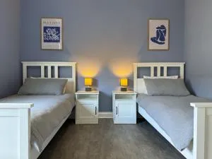 Modern Spacious 2 Bedroom House in Leigh, Free Parking - Glazebury