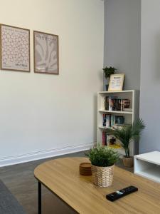 Modern Spacious 2 Bedroom House in Leigh, Free Parking