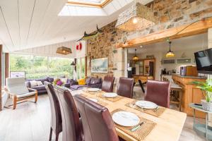 Grande Maison, les pieds dans leau, Vacances Bord de Mer (50m de la plage).