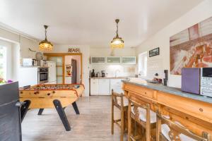 Maisons de vacances Grande Maison, les pieds dans l'eau, Vacances Bord de Mer (50m de la plage). : photos des chambres