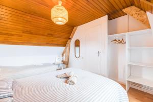 Maisons de vacances Grande Maison, les pieds dans l'eau, Vacances Bord de Mer (50m de la plage). : photos des chambres