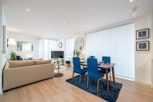 Luxury London Kew Bridge balcony condo free parking