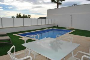 PANORAMISCH modern vakantiehuis in Finestrat bij Benidorm met 3 slaapkamers, gelegen op de 1ste lijn met privézwembad en omheinde privétuin, zicht op zee, de bergen met Kilómetro Vertical del Puig Campana en op de skyline van Benidorm City en Fine