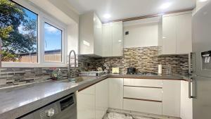 4 Bedroom Excellent Home Large Spacious Layout Detached House Driveway Free Parking