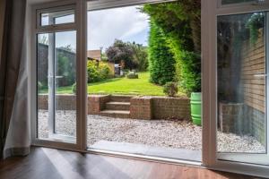 Tu Casa Brighton , A Beautiful & Peaceful 4 bedroom House with garden, BBq area , EV & Parking