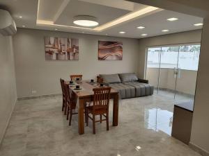 Amplo apartamento na quadra mar