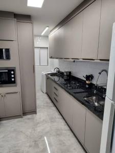 Amplo apartamento na quadra mar