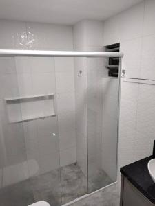 Amplo apartamento na quadra mar