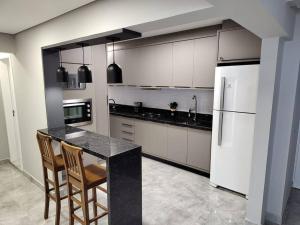 Amplo apartamento na quadra mar