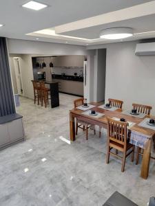 Amplo apartamento na quadra mar