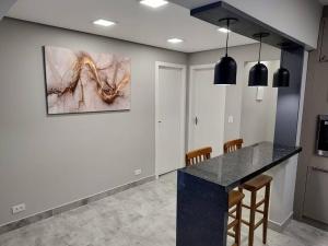 Amplo apartamento na quadra mar
