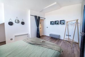 Alpin Penthouse 2 Bedroom with Fireplace and Mountain View