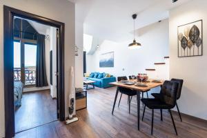 Alpin Penthouse 2 Bedroom with Fireplace and Mountain View