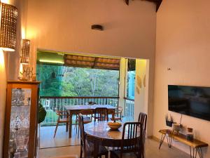 Chalé Novo - 4 quartos - 12 camas - Hidromassagem e Ar condicionado nos quartos - Cond Montserrat