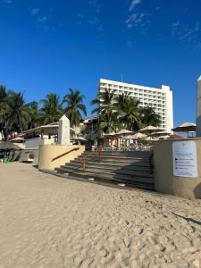 VILLA PARA 5P 4A 1M dentro del Hotel a un lado del Krystal IXTAPA Con Playa WiFi