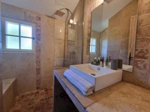 Villages vacances Les Garrigues de la Vallee des Baux : photos des chambres