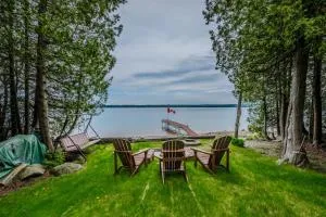 Serene Waterfront Retreat - Kemble