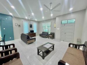 Rumah Biru Cozy Hadapan Hospital Sultanah Bahiyah Alor Setar Corner Lot 4 bilik airconds dan parking luas berserta free wifi
