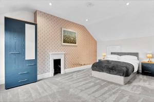 Spacious House - Sleeps 10 - Central Location - Free Parking, Fast WiFi and Smart TV with Netflix by Yoko Property