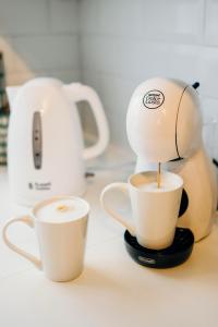 Modern Spacious Home - Parking - Sleeps 6 - minutes from the A1 & the Races