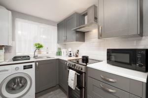 Modern Spacious Home - Parking - Sleeps 6 - minutes from the A1 & the Races