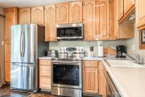 Sierra Park Villas #76, Updated 1 Bedroom + 2 Lofts, 2 Bath, Sleeps 6!