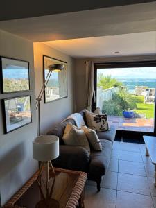 Splash Cottage beach house with Sea lapping Garden