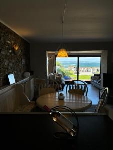 Splash Cottage beach house with Sea lapping Garden