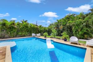 Bike to Beach, Heated Pool, Sleeps 12