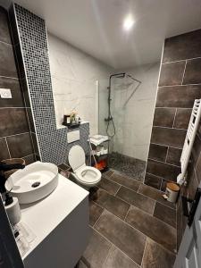 Villas Sublime maison de 2 etages avec cour : photos des chambres
