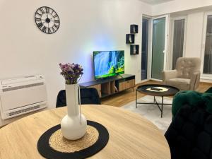 Thomas two bedroom apartment-private parking