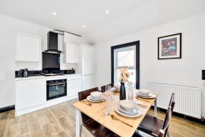 MODERN DUPLEX APARTMENT LOCATED NEAR CITY CENTRE with FREE PARKING, WI FI & NETFLIX BY AI ESTATE GROUP