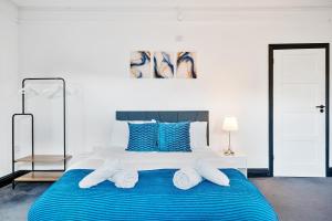 MODERN DUPLEX APARTMENT LOCATED NEAR CITY CENTRE with FREE PARKING, WI FI & NETFLIX BY AI ESTATE GROUP