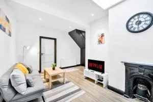 MODERN DUPLEX APARTMENT LOCATED NEAR CITY CENTRE with FREE PARKING, WI FI & NETFLIX BY AI ESTATE GROUP - Earley