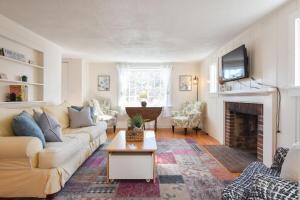 15556 - Walk to Skaket Beach or Bike to Rail Trail w Outdoor Shower SUP Board Ping Pong Table - 4hvězdičkové hotely ve městě Orleans