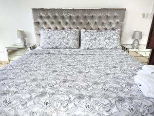 Yc 2301-A l Amazing building on Balboa avenue