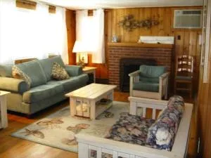 Well Maintained First Floor Duplex Close To The Ocean And Bay Beach In Harvey Cedars, - Harvey Cedars