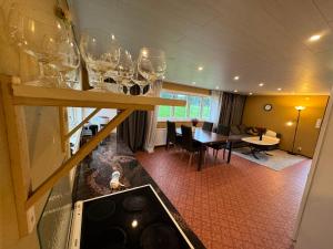 2 hus 240kvm med bastu, max 12 personer