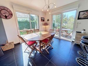 Maisons de vacances Maison calme, proche tennis, 3 chambres, terrasse, Wi-Fi, parking - FR-1-361-554 : photos des chambres