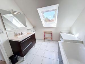 Maisons de vacances Maison calme, proche tennis, 3 chambres, terrasse, Wi-Fi, parking - FR-1-361-554 : photos des chambres