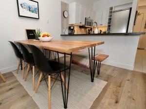 Top Rated 2BR 2BA Whistler Village Condo with Hot Tub & Parking