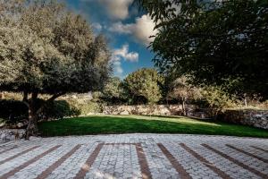 Chrisi Holiday Home - 500 sqm Private Gardens & Nature View - 300m by the sea