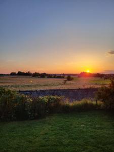 groot authentiek en charmante woning, 250 vierkante meter, panoramisch vergezicht, zonsondergang, dicht bij Dinant, Maredsous en Namen