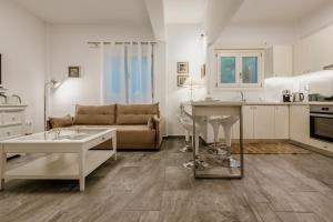 Chrisi Holiday Home - 500 sqm Private Gardens & Nature View - 300m by the sea