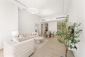 Upscale and Chic 1BR with Canal Views, Pool & Gym