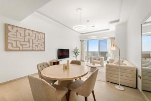 Upscale and Chic 1BR with Canal Views, Pool & Gym