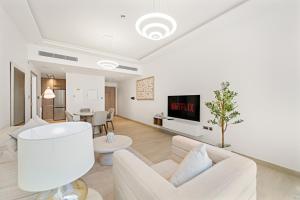 Upscale and Chic 1BR with Canal Views, Pool & Gym